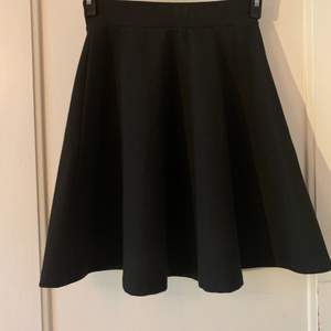 Säljer en svart knälång kjol från märket soyaconcept i storlek xs. Använd endast ett fåtal gånger, gott skick. Lite tjockare material. 