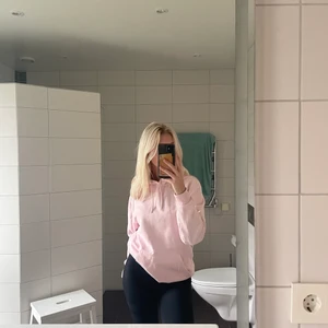 Rosa hoodie - Säljer en rosa hoodie från hm i strl S. Kostar 90kr + frakt (ca 60kr frakt).  💗💗