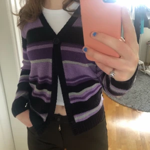 Lila kofta - Jättegullig lila kofta köpt second hand!💕Det står storlek M men skulle mer säga att det passar S/XS. Den sitter lite tajt i ärmarna på mig som vanligtvis har s/m