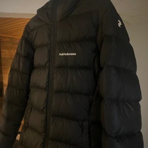 Jacka - Säljer min peak jack då den inte kommer till användning. Storlek xs men passar s oxå. Figursydd efter dam. Knappt använd. Nypris ca 3000. Kan mötas i Stockholm eller frakta 💫