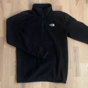 fleece tröja - Säljer denna superfina fleece tröja från the north face, använt sparsamt så i mycket bra skick💗💗