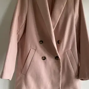 En ljusrosa kappa från H&M, det är en kappa i kortare modell. Använt några få gånger. Köparen står för frakt kostnad.