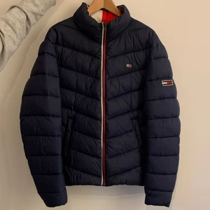 Vinterjacka Tommy Hilfiger/Jeans - Säljer min brorsas snygga Tommy Hilfiger/Jeans vinterjacka i storlek M för 700 kr! Den är endast använd en säsong och är i jättebra skick😁 Nypris är 1800kr. (Köparen står för frakten)