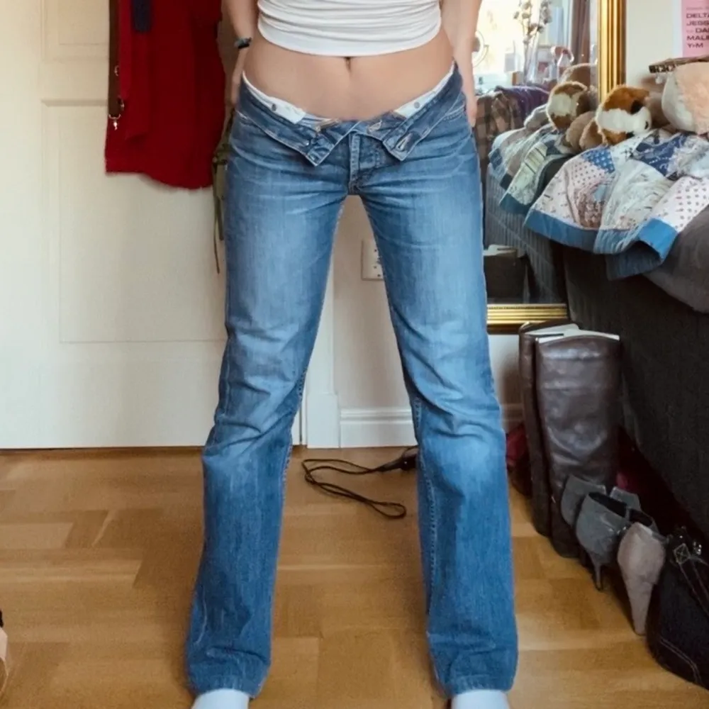 Skit snygga jeans från lee! Dem är de perfekta standard jeansen och sitter jättefint. Skriv i dm om ni är intresserade.💗 !(priset inkluderar inte frakten)!. Jeans & Byxor.