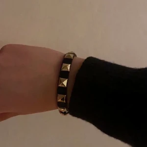 Valentino armband - ❌LÄGGER UT DETTA ARMBAND IGEN PGA OSERIÖSA BUDARE❌ Säljer detta superfina valentino liknande armband!!❤️❤️