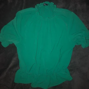 ❤️‍🔥tröja❤️‍🔥 - från gina. strl 38 / s . stretchig å passar från xs till m :) ganska tunnt skönt material