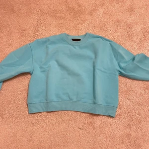 Sweatshirt - Turkos lite croppad sweatshirt från lager157, köpte för att jag älskade färgen men den ligger bara i garderoben💚 