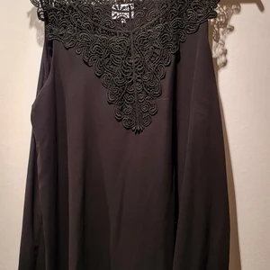 Linne, spets  - Vackert svart linne, spets upptill. Storlek L