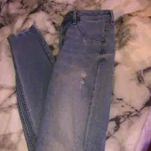 Super fina jeans från H&M. Stolek 38 och är helt orörda. Jeansen är tighta och fick de 2020 och som jag sa är det helt orörda. Jag skulle kunna sälja de för 60kr, men priset kan vi prata om💞💞