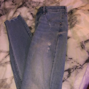 Jeans stolek 38 - Super fina jeans från H&M. Stolek 38 och är helt orörda. Jeansen är tighta och fick de 2020 och som jag sa är det helt orörda. Jag skulle kunna sälja de för 60kr, men priset kan vi prata om💞💞