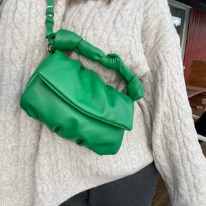 Zara väska - Den populära väskan ifrån ZARA. Helt oanvänd. Köpt för 289kr