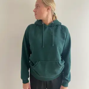 Mörkgrön basic hoodie från Bik Bok i XS men passar fler storlekar beroende på önskad passform💚