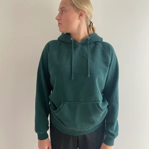 Mörkgrön hoodie - Mörkgrön basic hoodie från Bik Bok i XS men passar fler storlekar beroende på önskad passform💚