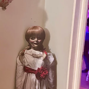 Anabelle kartongfigur - Kartong figur från partykungen. perfekt till Halloween dekoration 