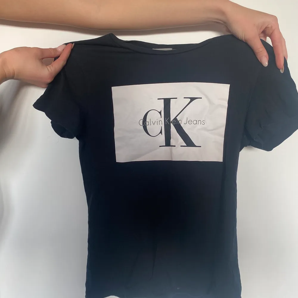 Fin CK tröja i storlek S. Sitter fint!!. T-shirts.