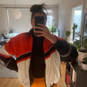 Puffer racerjacket - Säljer denna jacka den är puffig och väldigt varm! Används inte längre