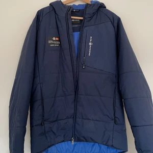 Sailracing jacka storlek L - Säljer min knappt använda sailracing jacka pga för lite användning och plats. Storleken är L och den passar bra för dig med längd mellan 185-190. Inga skråmor eller märken och som sagt knappt använd. Köpte jackan 2019 för 2400kr men säljer den för 1300 pris kan diskuteras. Möts helst upp innanför tullarna men det kan också diskuteras.