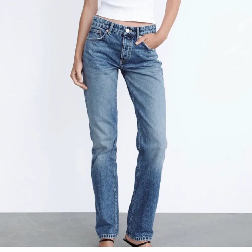 Jätte fina zara mid-rise jeans i en perfekt blå färg. Knappt använda så dom är i fint skick. Säljer då dom är lite små för mig tyvärr💕💕pris kan självklart diskuteras. Jeans & Byxor.