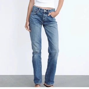 Zara jeans  - Jätte fina zara mid-rise jeans i en perfekt blå färg. Knappt använda så dom är i fint skick. Säljer då dom är lite små för mig tyvärr💕💕pris kan självklart diskuteras