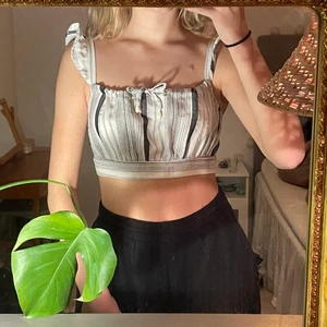 topp - topp från pull&bear. den går mer åt det blåa hållet. strl S. frakt tillkommer 