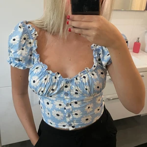 Söt topp - Jättesöt blommig topp!! Storlek 32, men är elastisk i ryggen så passar 34/36❤️‍🔥❤️‍🔥