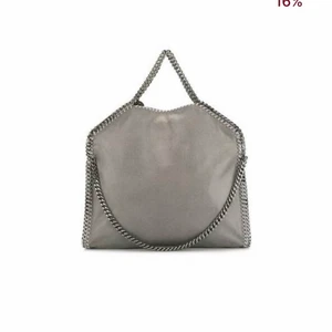 Grå stella mccartney väska - Intressekoll på världens finaste väska. Vill helst byta mot annan stella väska samt andra märken.Har blivit kollad så att den är äkta. Kom priv om ni vill ha mer specifika bilder😁Nypris är 10 000. Buda helst i kommentarerna. Köp direkt för 3000kr