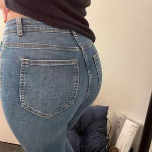 Blåa skinny jeans ifrån bikbok i storlek S. Väldigt stretchiga i materialet💓