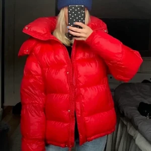 Bikbok ”bolla” jacka - Säljer min jättefina jacka från bikbok i röd. Storlek S, skulle säga att den passar XS-M. Skriv vid intresse eller fler bilder💞💞 köp direkt för 1000!