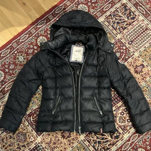 Tommy hilfigher demin - Dunjacka i storlek M, passar även S. Dem är knappt använd