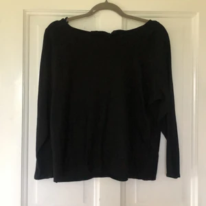 Tröja storlek M - Tröja från Only storlek M. Med rosett i nacken.