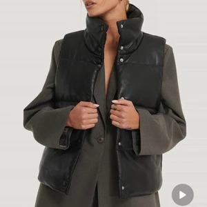 Väst i PU-läder - Slutsåld väst i PU-läder från NA-KD. Knappen längst ner är trasig (se bild 3) går nog alldeles utmärkt att fixa till med lite pill och tålamod, något som inte jag har haft.. Utöver det är den i väldigt bra skick! Nypris 699kr. Köparen står för frakten🙂