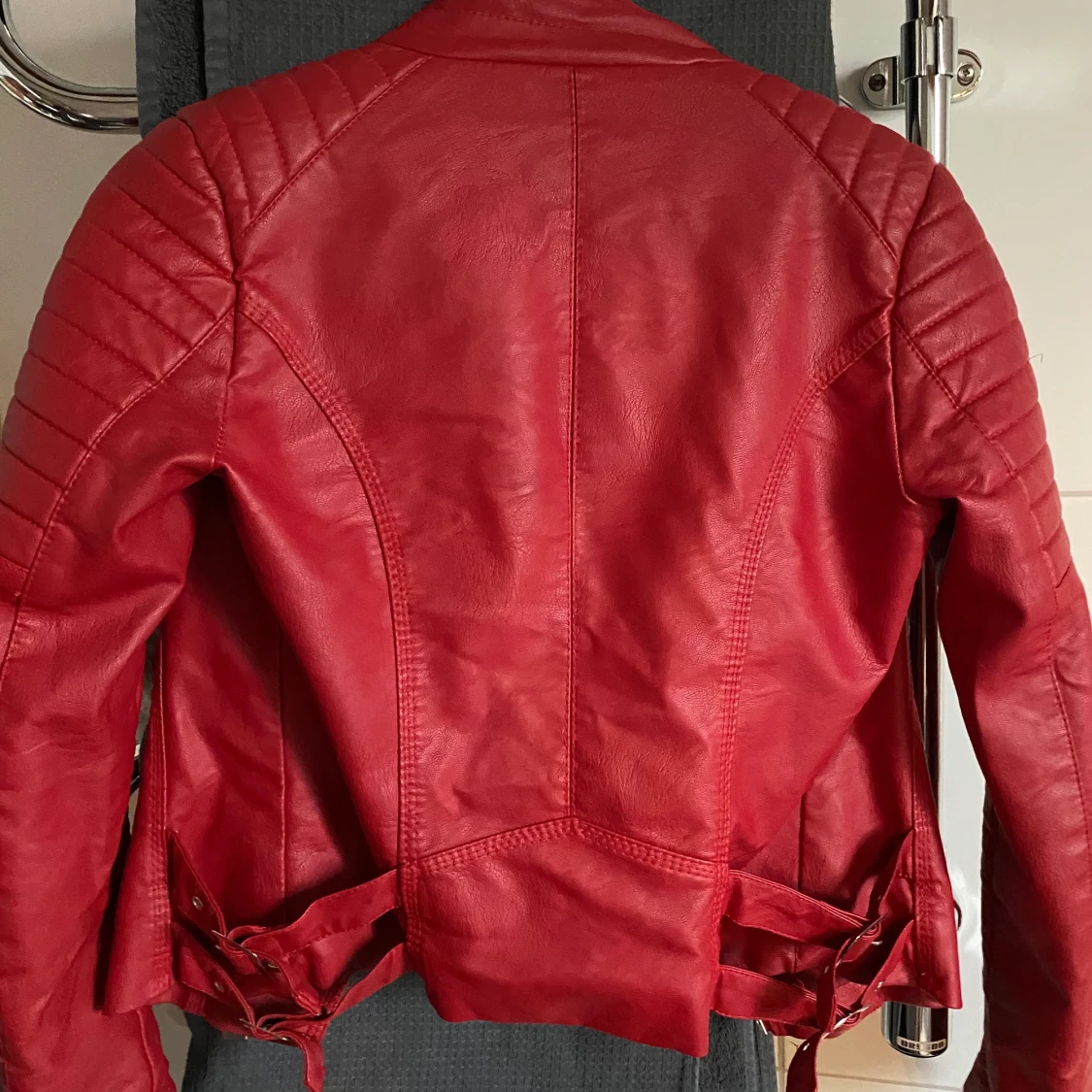 Röd skinnjacka - 90