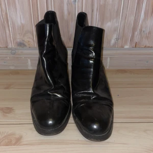 Calvin Klein boots st 39 - Super snygga blanka svarta boots i märket Calvin Klein, jag säljer dem för att de är för stora för mig. Älskar annars dessa boots. De har en halkskydds sula, så dem är super grymma  till hösten 