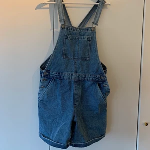 Hängselbyxor shorts  - Hängselbyxor i shorts form. Jeansmaterial. Storlek 40. 