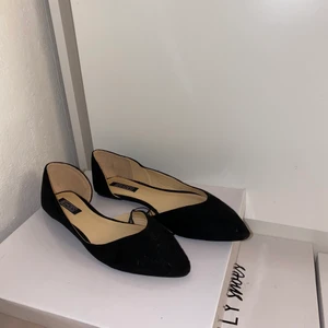 2 par ballerina svart & vit - 2 par ballerina från Nelly i storlek 38, de svarta är aldrig använda men de vita är använda en gång. Säljer ett par för 100kr eller båda för 150kr