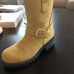 Coola boots helt Nya - Helt oanvända Boots Urban Project . Aldrig använda köpta förra året för 1800:- ( prislappen kvar) säljes pga de var för små.  Passar till coola outfits med kjol och vida byxor . 