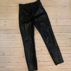 Tighta läderbyxor från Zara, M (S) - Säljer dessa högmidjade tighta/raka fejk (!!!) läderbyxor från Zara. Dragkedja längst ner vid benen. Använd ett par gånger. Stl M men skulle säga att dom är mer S. 