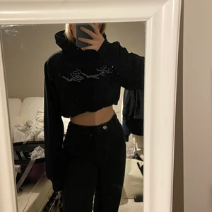 Populär Croppad Hoodie - Populär Croppad hoodie med glittrig text 🤍🤍 bra skick!  