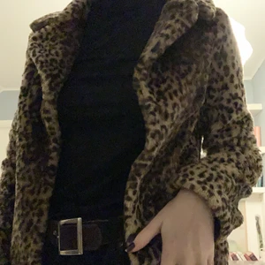 Leopard kappa - Skitsnygg pälsjacka, är inte säker om det är äkta päls eller inte men kan kolla upp det. Säljer då den är alldeles för liten för mig skulle säga att den hade passat någon som är 150 lång med storlek S eller XS. Frakt tillkommer 