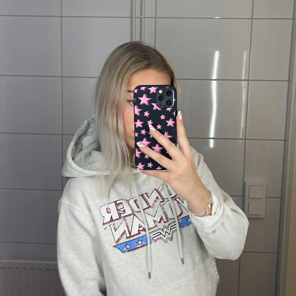 Grå hoodie som inte används på ett tag men är väldigt skön. Hoodies.