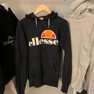 En hoodie från ellesse i väldigt bra skick, inga hål eller skador. Strl 34 Säljer då den blivit för liten☺️