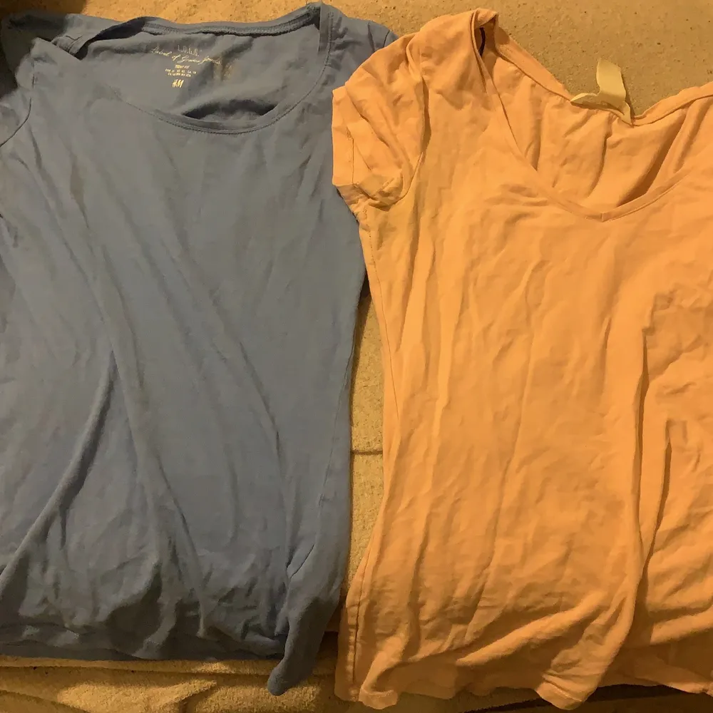 Säljer 2 par basic tishert ❤️vill bli av me dessa då de tar plats i min gaderob ❤️stå för frakt eller mötas upp. Båda för 50 kr 🙌🏻 . T-shirts.