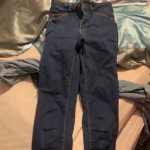 Lindex  - Säljer ett par sköna byxor använt dom mkt o de var synd att dom blev små❤️formar röven bra och bra material ❤️nypris 499 o säljer för 100. Mötas eller stå för frakten 