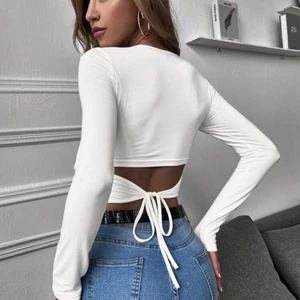 Oanvänd vit tröja från shein XS - Oanvänd tröja från shein som man kan knyta där bak, i storlek xs säljs pga den inte kommer till användning. Kom dm för fler bilder eller frågor❤️