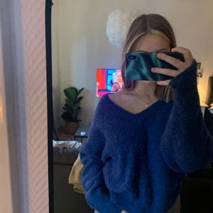 Stickad blå tröja - Superfin oversize stickad tröja. Färgen är så fin. Använd fåtalet gånger. Har en likadan i ljusrosa. Kan skicka bild vid intresse. Båda för 80 kr