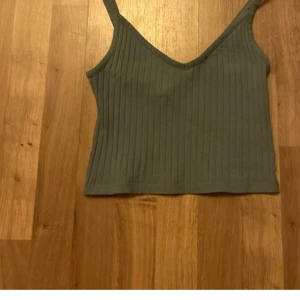 Linne storlek: xs-s - Ett kort ribbat linne som jag själv köpte begagnat, har själv dock aldrig använt det eftersom det inte passade på mig så bra. Jag kan mötas och lämna plagget, om inte står köparen för frakten.