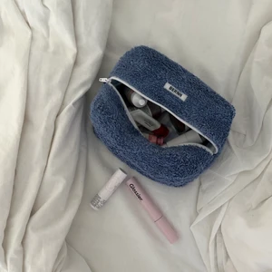 Handgjord necessär💙 - Handsydd necessär gjort av återvunna tyger köpt second hand. Går även att köpa på min instagram @bernhbernh eller via www.bernh.se🥰🌸🤍   18x14x9 cm