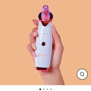 Pormaska-borttagare - En pormask maskin som rengör porerna som även fått 5/5 i recension. Har endast testat den en gång och funkade superbra men jag har inte mycket problem med porer och den används inte, så säljer vidare den. Frakt 66kr spårbar. Ord pris: 465kr❤️ jag säljer för 350 ink frakten❤️