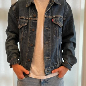 Levis jeansjacka - En snygg och vintage jeansjacka från Levis. Går att använda både som herr och dam. Fint skick. Storlek XL, modellen på bilden är 180cm lång. Nypris 1199, vårt pris 900. 