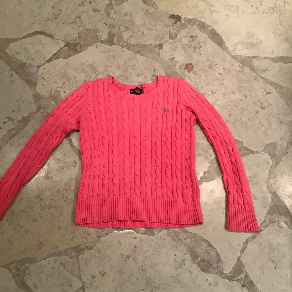 En superfin stickad rosa tröja från ralph lauren❤️ jättebra skick, storlek 16-18 år men är väldigt liten i storleken💕 budgivning från 149kr❤️ frakten kostar 66kr. Tröjor & Koftor.